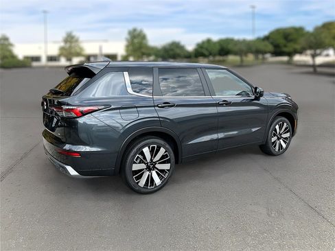 New 2025 Mitsubishi Outlander SE image 6