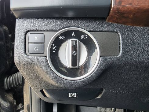 Used 2011 Mercedes-Benz GLK 350 4MATIC image 34