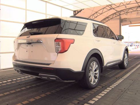 Used 2022 Ford Explorer XLT w/ Equipment Group 202A image 6