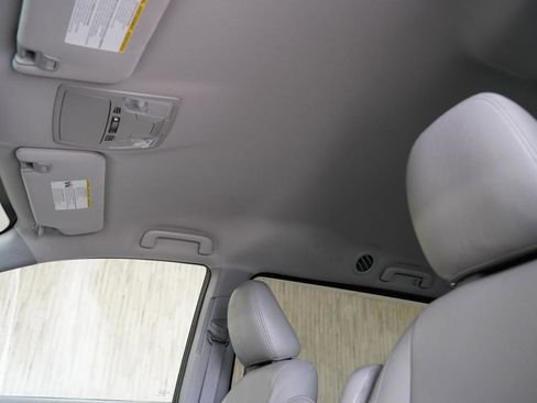 Used 2020 Toyota Sienna L image 25