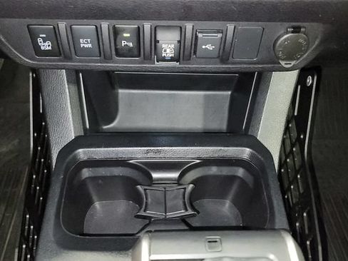 Used 2021 Toyota Tacoma SR5 AWD/4WD image 30