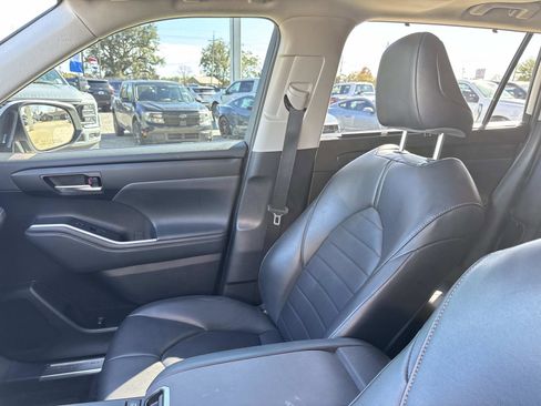 Used 2022 Toyota Highlander XLE image 15