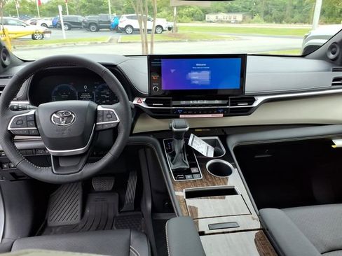 New 2026 Toyota Sienna Limited FWD image 9