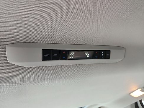 Used 2021 Toyota Sienna XLE image 13