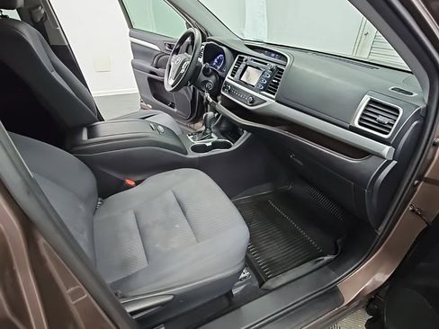 Used 2019 Toyota Highlander LE image 35