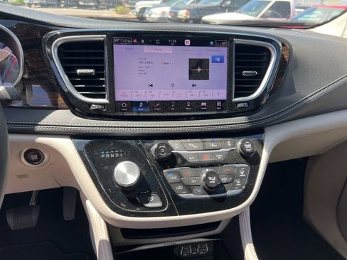 Used 2023 Chrysler Pacifica Limited FWD image 15