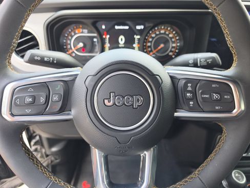 Used 2024 Jeep Wrangler Unlimited Sahara AWD/4WD image 30