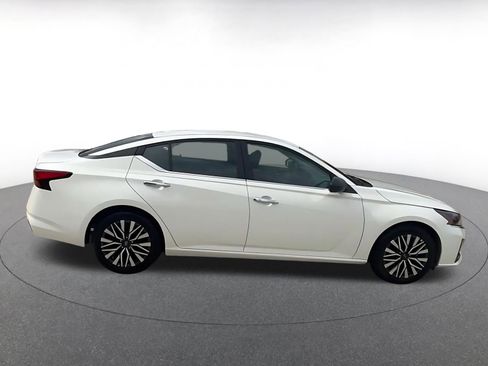 Used 2025 Nissan Altima 2.5 SV image 16