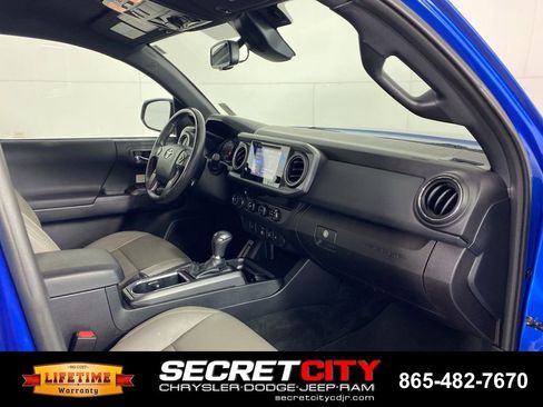Used 2018 Toyota Tacoma TRD Off-Road AWD/4WD image 31