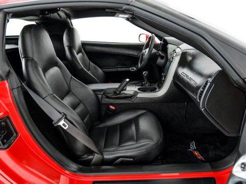 Used 2007 Chevrolet Corvette Coupe w/ Performance Package RWD image 28