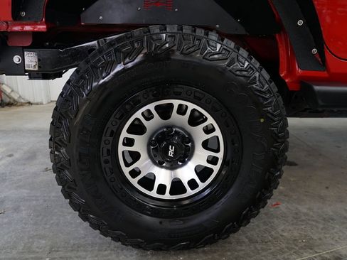Used 2014 Jeep Wrangler Unlimited Sahara w/ Connectivity Group AWD/4WD image 15