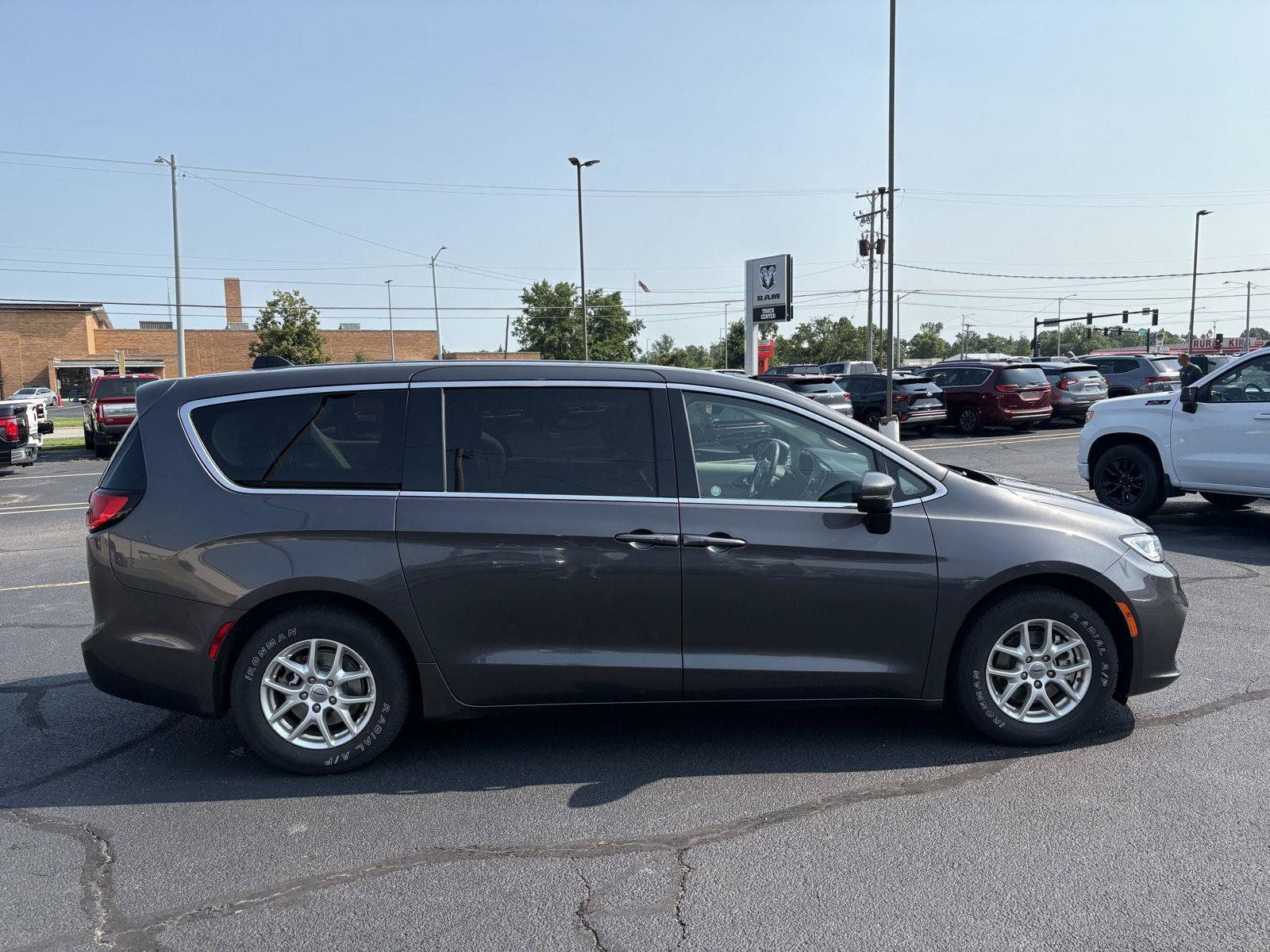 Used 2023 Chrysler Pacifica Touring-L FWD image 24