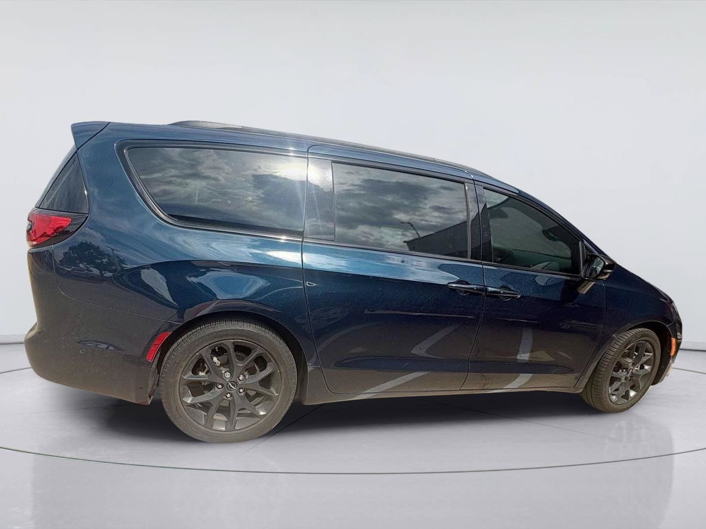 Used 2024 Chrysler Pacifica Limited w/ S Appearance Package FWD image 2