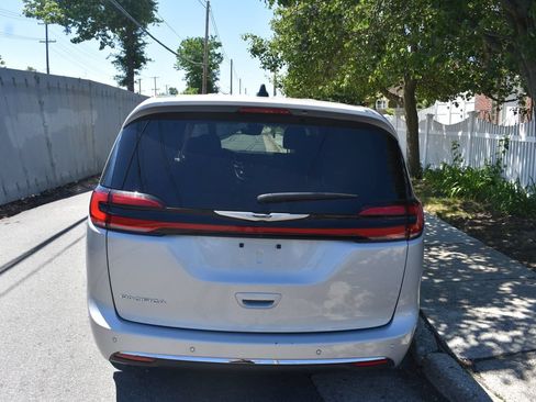 Used 2024 Chrysler Pacifica Touring-L FWD image 7