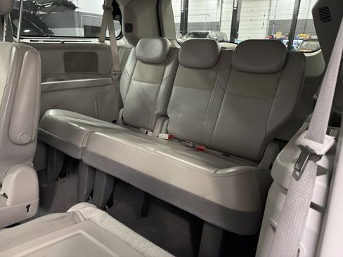Used 2009 Chrysler Town & Country Limited w/ Entertainment Group #3 image 9