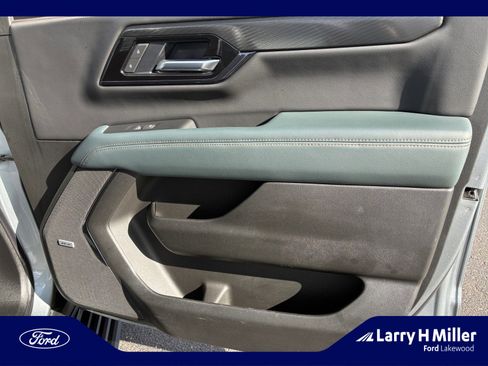 Used 2025 GMC Yukon XL AT4 image 16