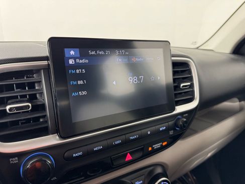 Used 2024 Hyundai Venue SEL image 15