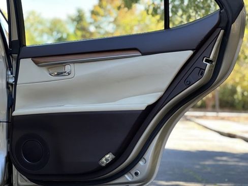 Used 2017 Lexus ES 300h w/ Luxury Package image 22