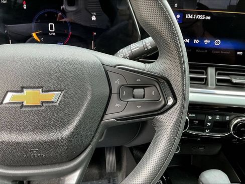 Used 2025 Chevrolet Trax LT FWD image 14