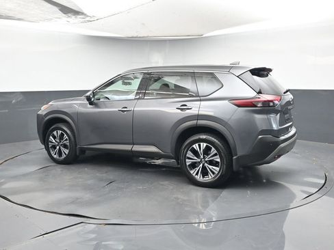 Used 2021 Nissan Rogue SV image 3