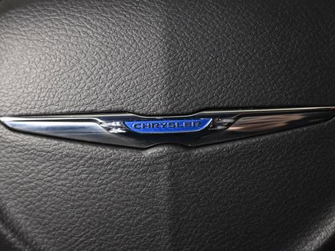 Used 2018 Chrysler Pacifica Touring-L Plus image 37