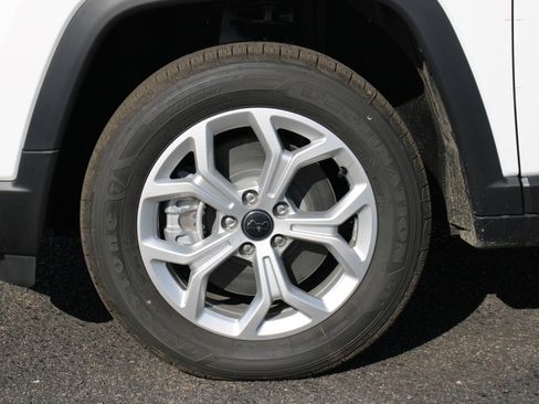 New 2026 Jeep Compass Latitude image 38