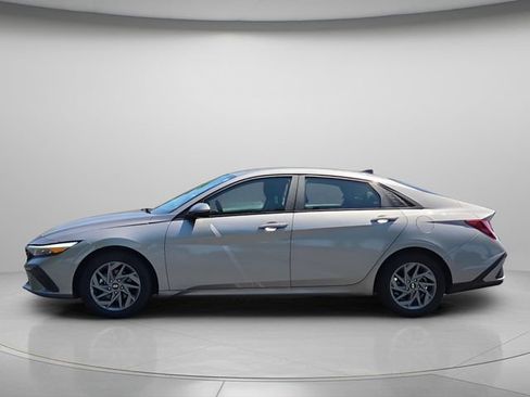 Used 2024 Hyundai Elantra SEL FWD image 3