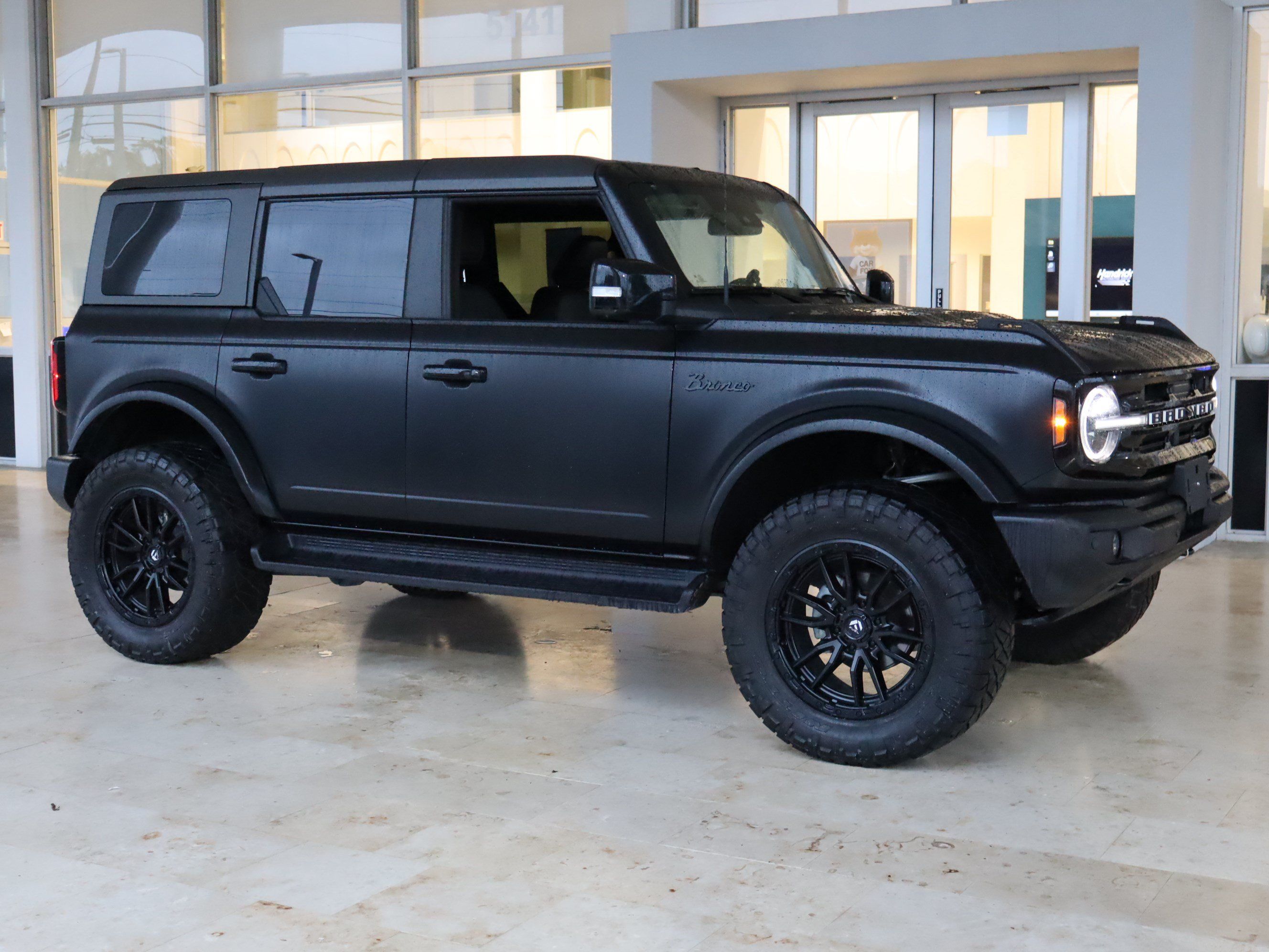 Used 2025 Ford Bronco Outer Banks w/ Matte Film Protection Package AWD/4WD image 2