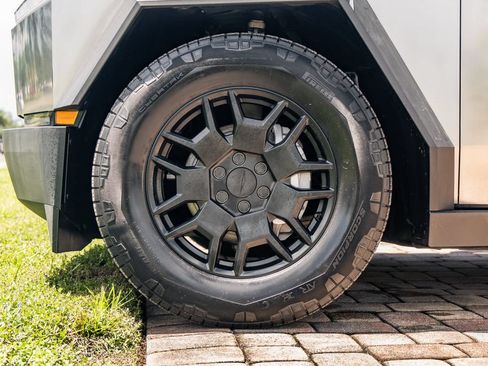 Used 2024 Tesla Cybertruck AWD Crew Cab image 14