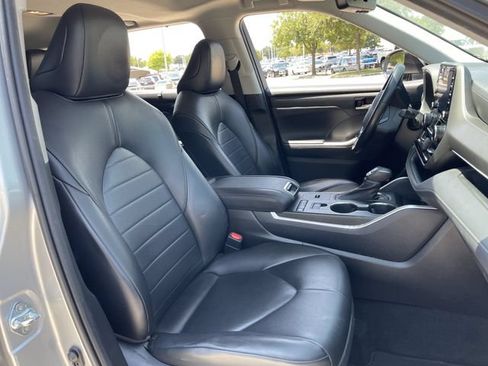 Certified 2021 Toyota Highlander XLE FWD image 27