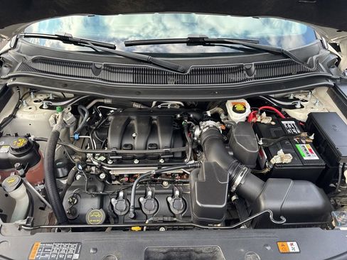 Used 2018 Ford Explorer XLT w/ Equipment Group 202A image 12