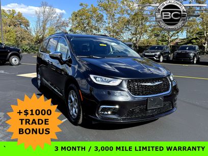 Used 2023 Chrysler Pacifica Limited w/ Uconnect Theater Family Group