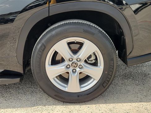 Used 2022 Toyota Highlander L FWD image 31