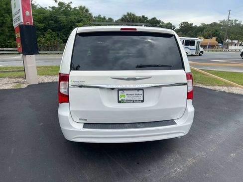 Used 2013 Chrysler Town & Country Touring FWD image 36
