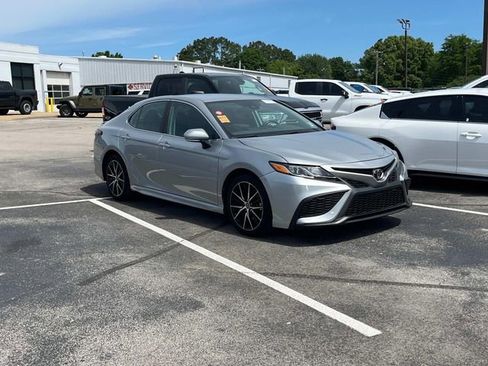 Used 2023 Toyota Camry SE FWD image 1
