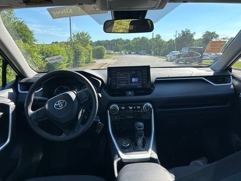 Used 2022 Toyota RAV4 LE AWD/4WD image 5