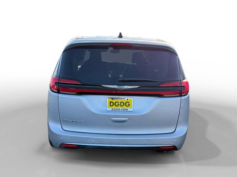 Used 2024 Chrysler Pacifica Touring-L image 4