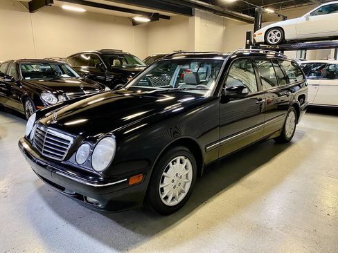 Used 2000 Mercedes-Benz E 320 Wagon image 3