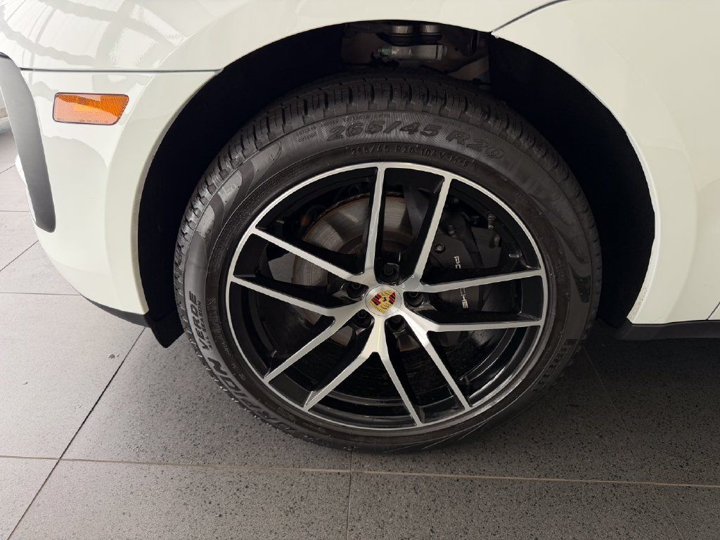 Certified 2026 Porsche Macan AWD/4WD image 10