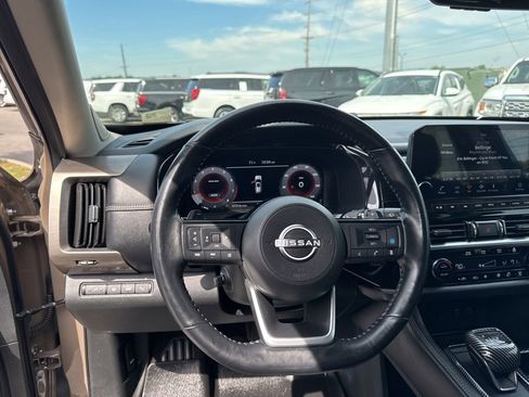 Used 2023 Nissan Pathfinder Platinum AWD/4WD image 12