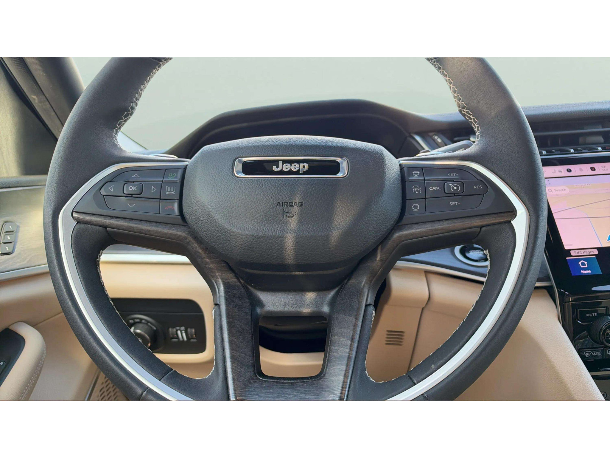 Used 2025 Jeep Grand Cherokee Limited w/ Luxury Tech Group II AWD/4WD image 15