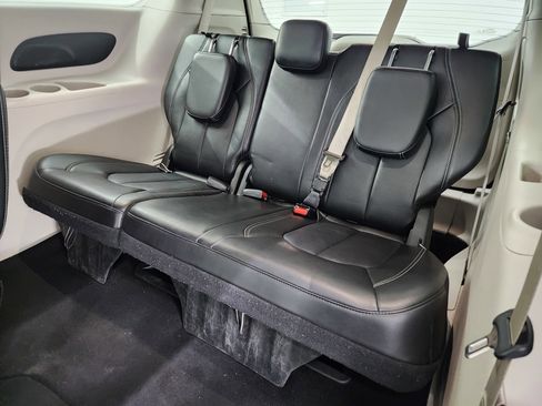 Used 2024 Chrysler Pacifica Touring-L image 10