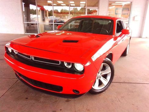 Used 2018 Dodge Challenger SXT RWD image 1
