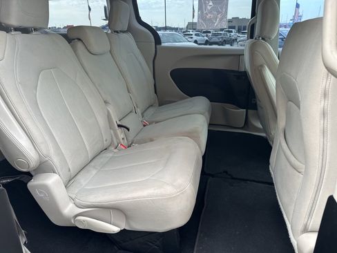 Used 2017 Chrysler Pacifica Touring FWD image 21