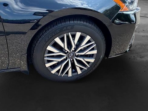Used 2025 Nissan Altima 2.5 SV FWD image 12
