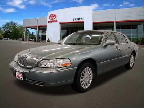 Used 2005 Lincoln Town Car Signature image 5