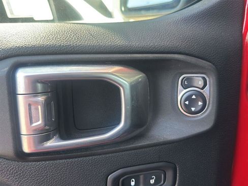 Used 2019 Jeep Wrangler Unlimited Sahara AWD/4WD image 9