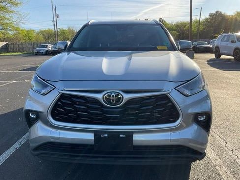 Used 2024 Toyota Highlander XLE image 2