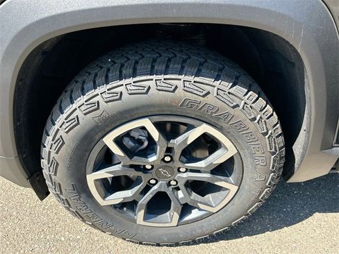 New 2025 Chevrolet Equinox ACTIV w/ Safety and Technology Package image 33