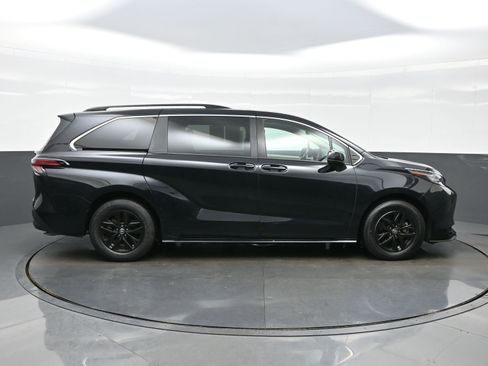 Used 2022 Toyota Sienna LE w/ LE Plus Package AWD/4WD image 7